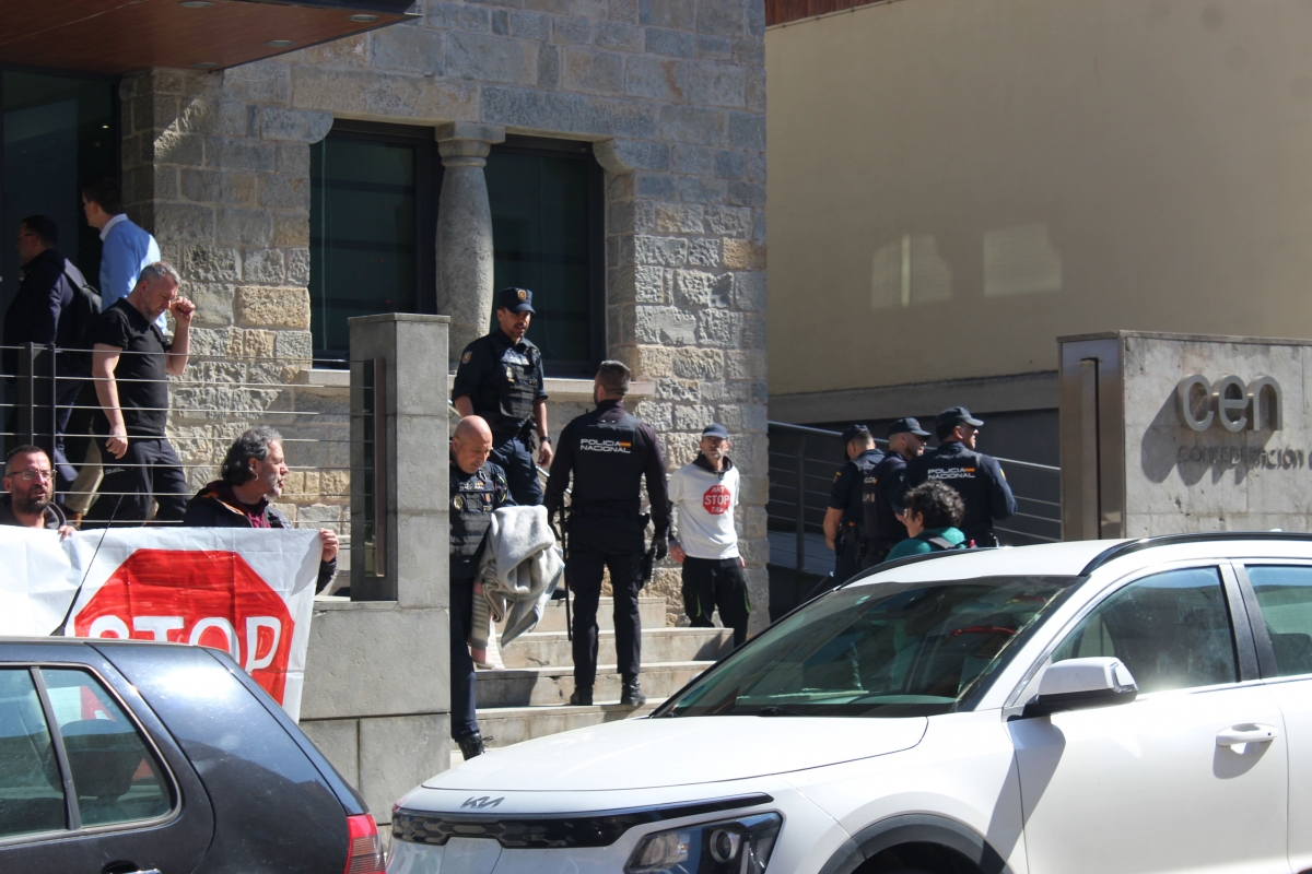 Pamplona respalda a la plataforma Pro TAV y condena actos de acoso a la CEN