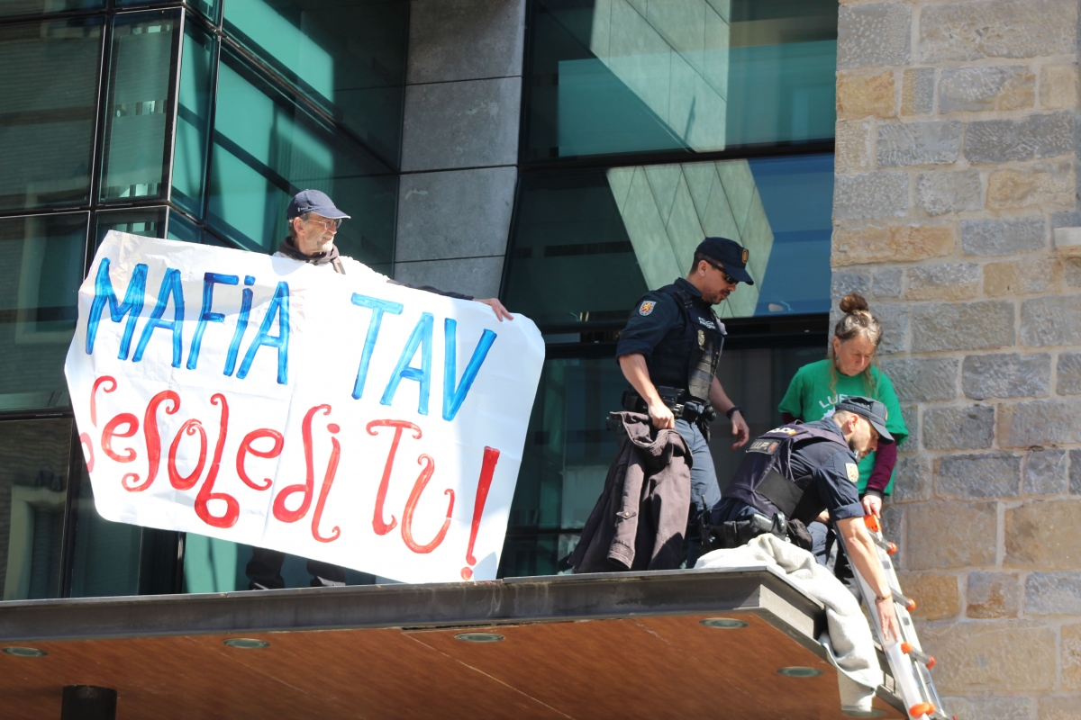 Detienen a uno de los dos activistas antiTAV citados por la Policía Nacional por la protesta en la CEN