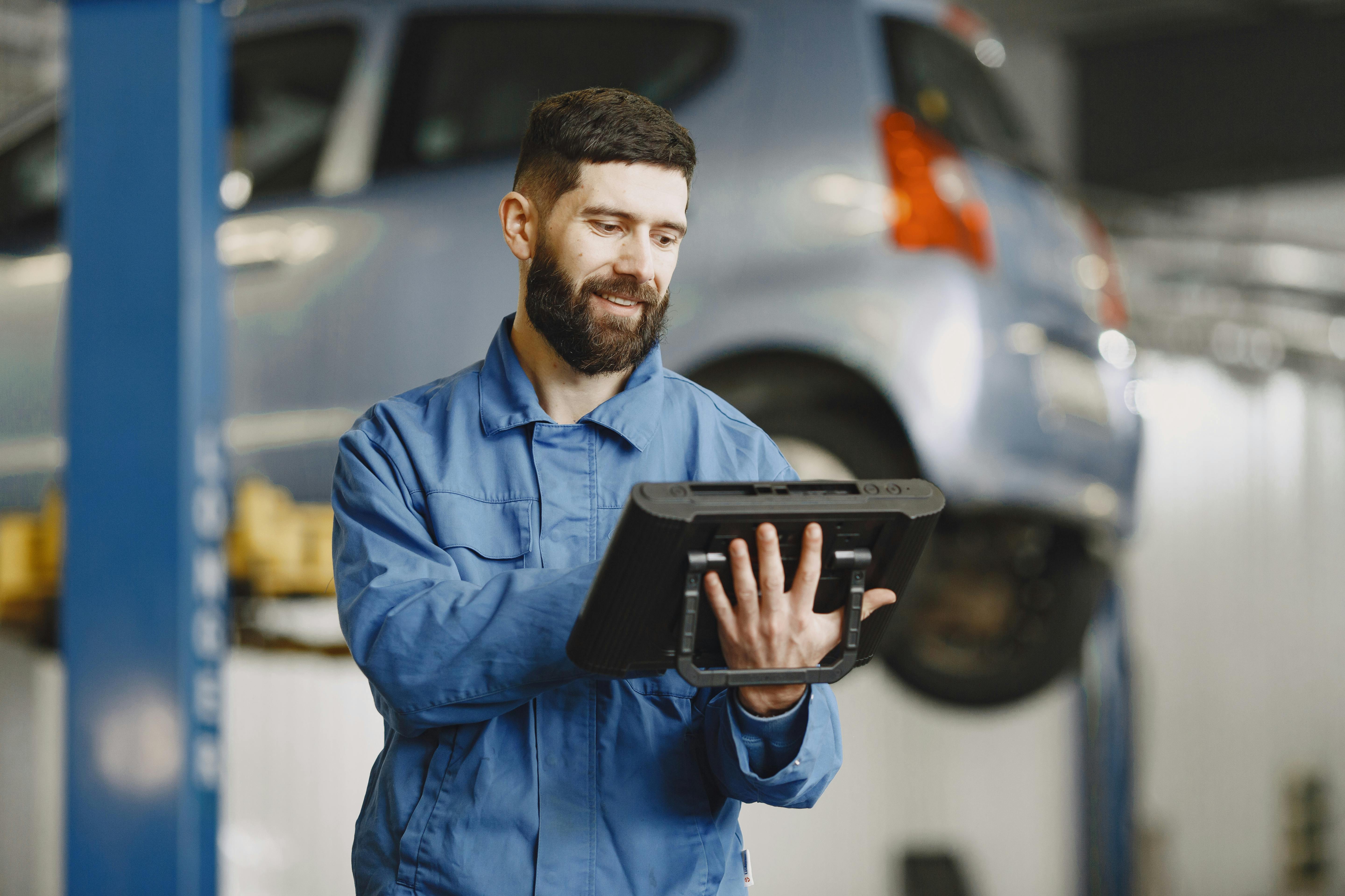 Industria lanza ayudas para que los talleres navarros se adapten a la creciente llegada de vehículos eléctricos