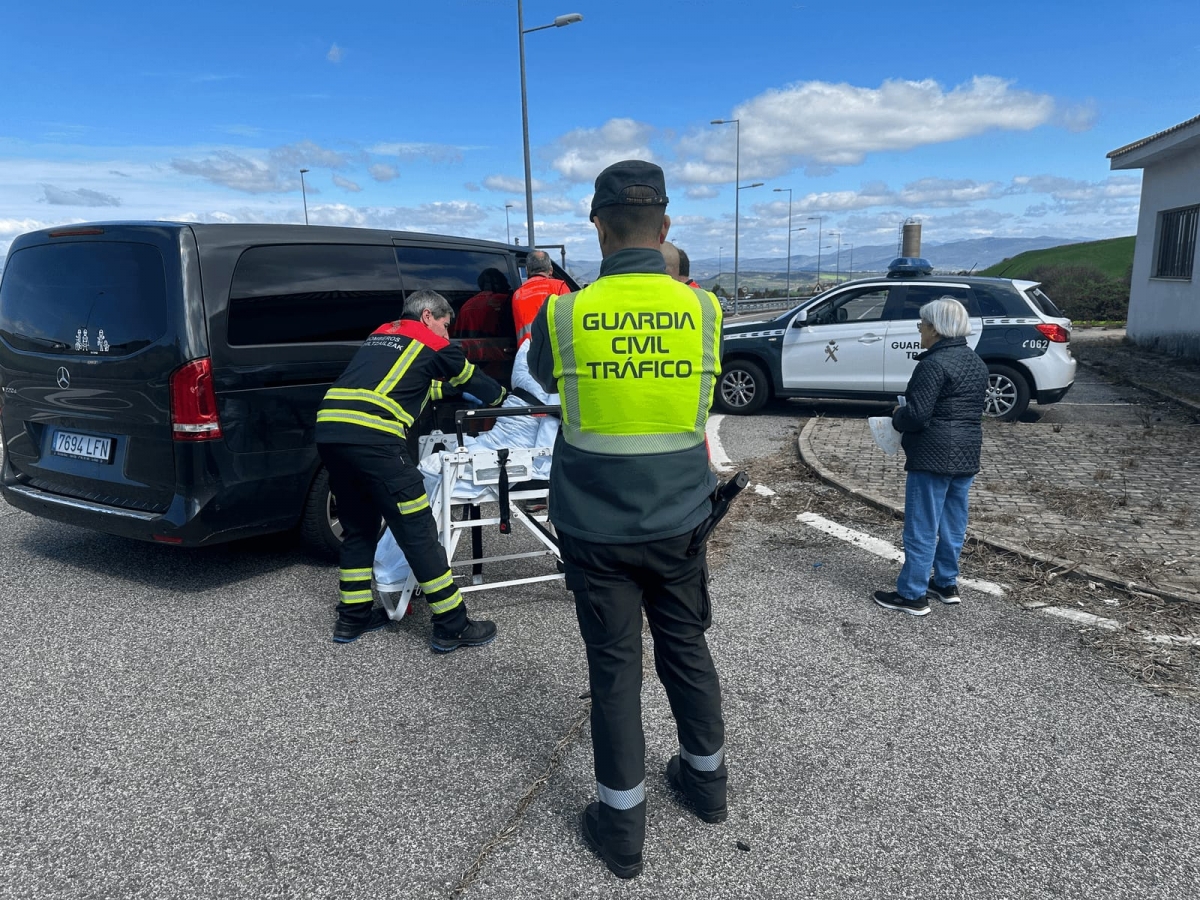 La Guardia Civil auxilia de urgencia a un hombre tras sufrir una indisposición cardíaca en la A-12, en Legarda