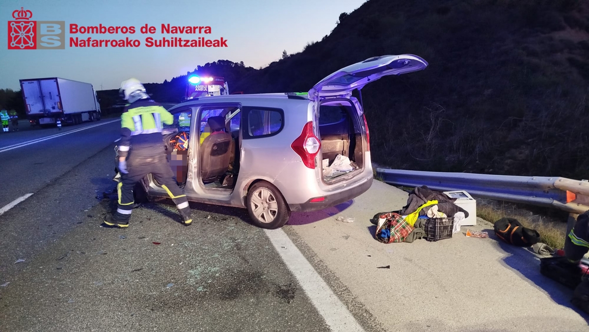 Tres hombres heridos leves tras una colisión entre un coche y un camión, en la AP-15, a la altura de Pueyo