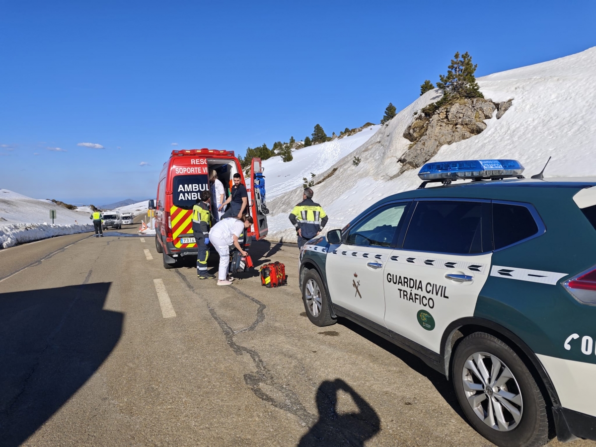 Un motorista de 60 años herido grave tras sufrir una caída en la carretera NA-137 a la altura de Isaba