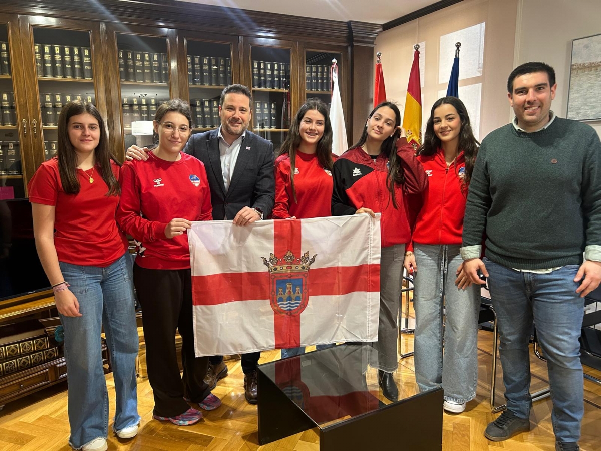 El Balonmano Bardenas recibe la bandera de Tudela tras su éxito en la Mediterranean Handball Cup