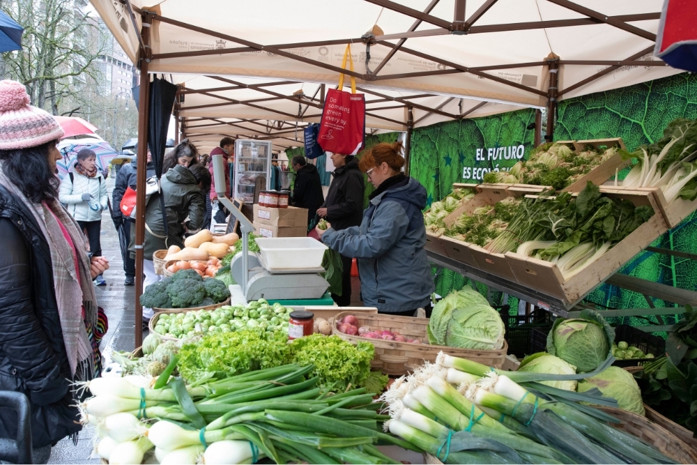 El mercado Basotxoa regresa al Bosquecillo con la alcachofa y el espárrago de Navarra como protagonistas