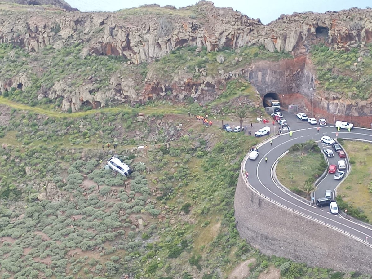 Un fallecido y 27 heridos, tres graves,  al caer una guagua por un barranco en La Gomera