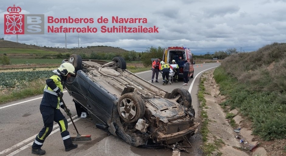 Trasladado al hospital un hombre, de 36 años, tras un aparatoso vuelco en Ablitas