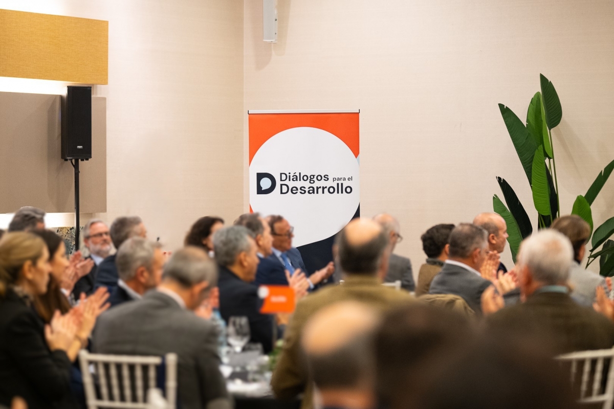 Ruiz-Gallardón y Jorge Sevilla sitúan a la empresa en el centro de los cambios globales en un foro en Pamplona