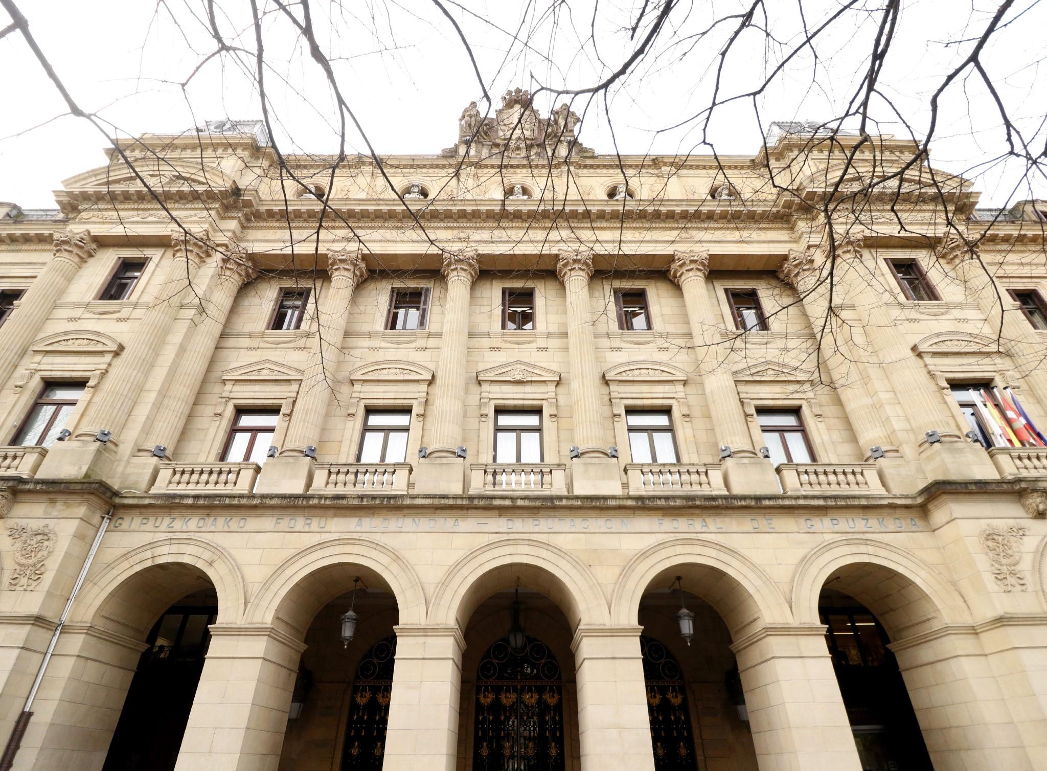 La Diputación de Gipuzkoa denuncia la ocupación de un edificio público en Azkoitia y exige su desalojo inmediato