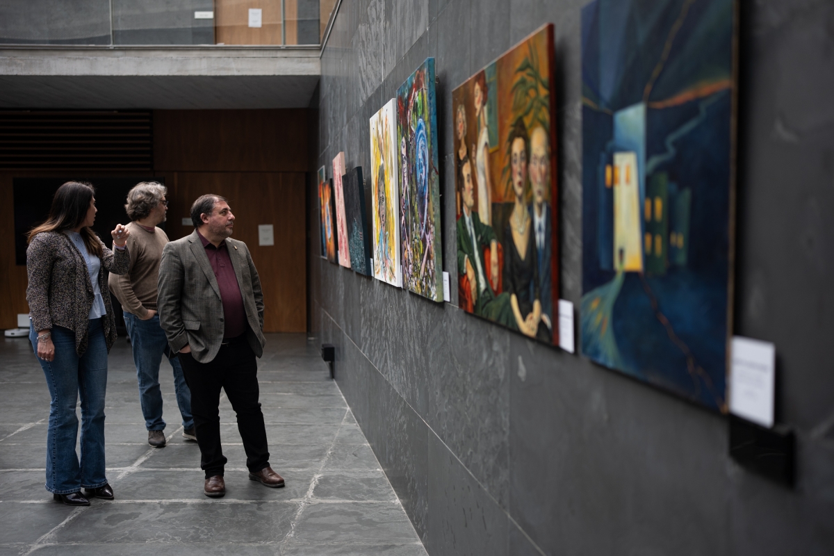 El Parlamento Foral inaugura la exposición «La tierra de los fracasados», organizada por la Asociación Alfredo Sada