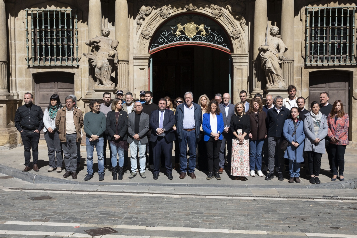 Pamplona expresa su repulsa por la agresión sexual a un joven en la Taconera