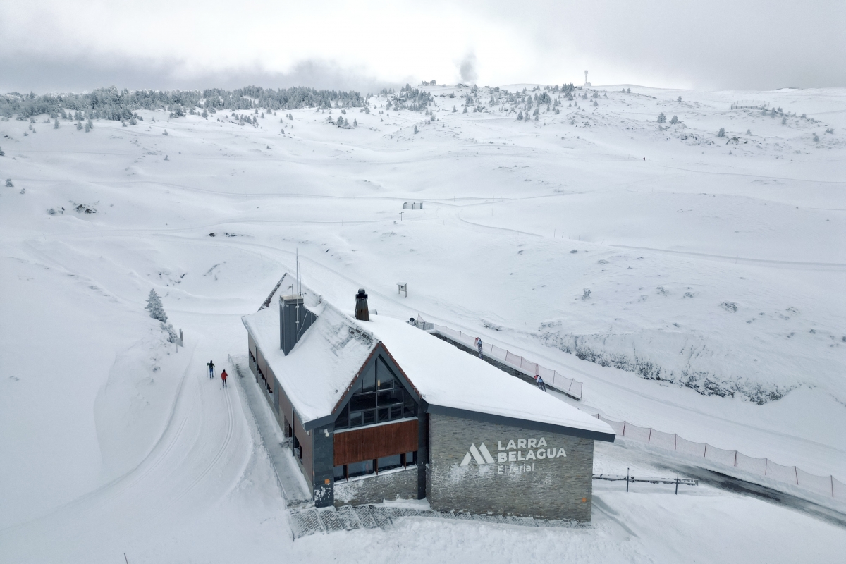 Larra-Belagua cierra una temporada histórica con nieve continua durante 141 días
