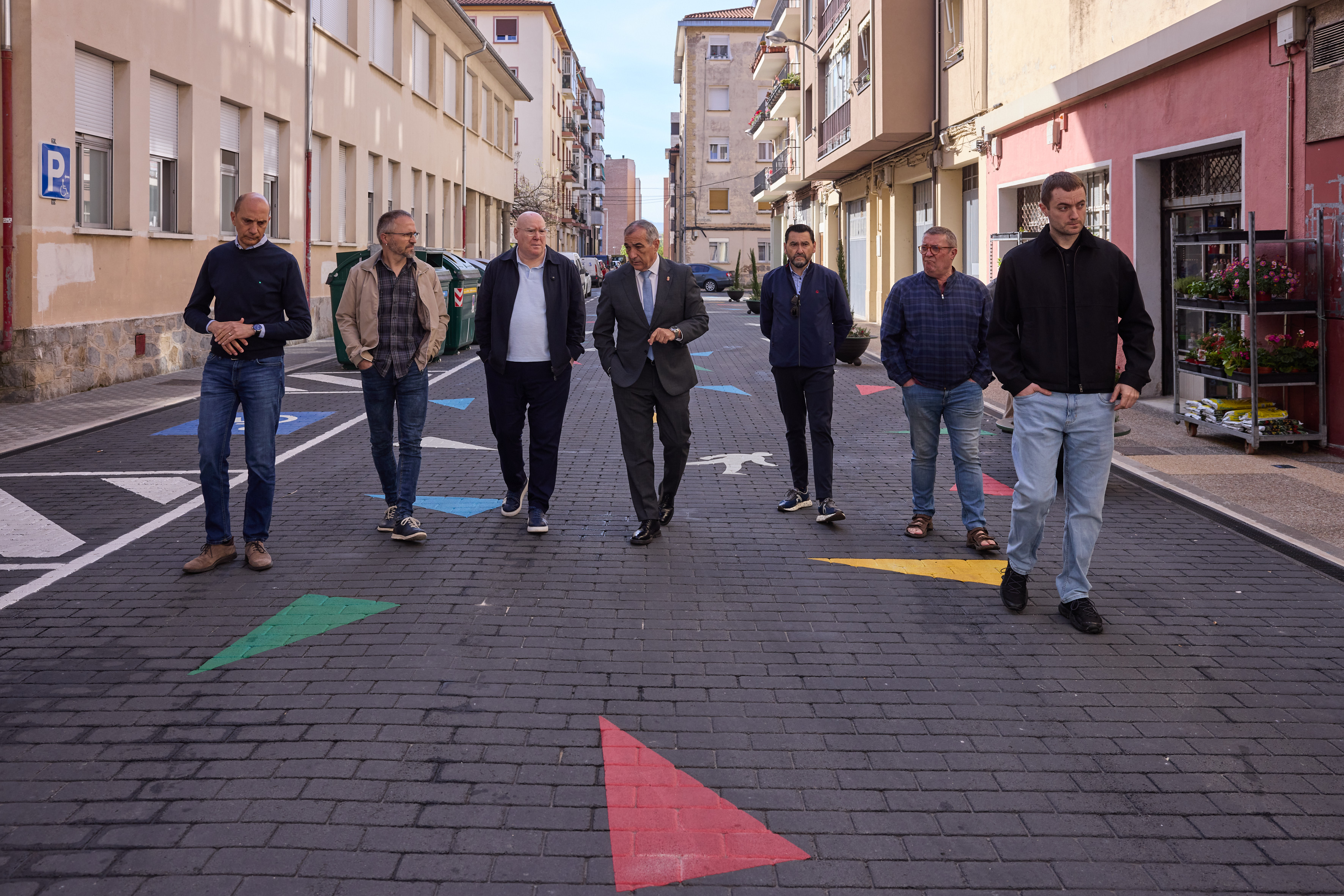 La calle Larrainak de Huarte luce ya su nueva cara tras las obras de abastecimiento y pavimentación