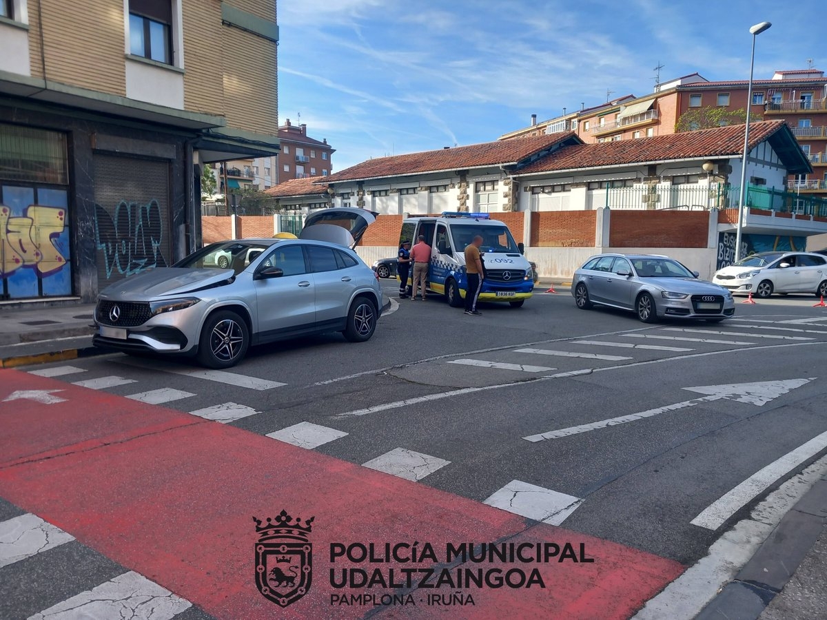Un agente de la Policía Municipal practica un torniquete a una mujer con una importante hemorragia en la Rotxapea