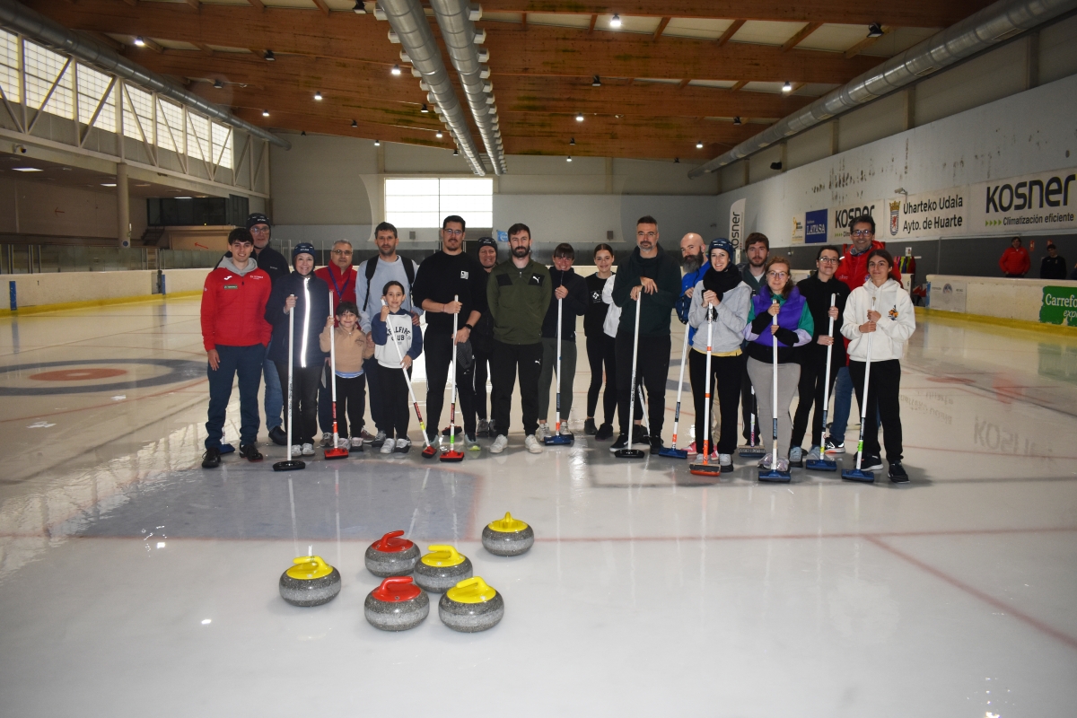 El curling se desliza en Navarra con varias jornadas de promoción en el Palacio de Hielo de Huarte