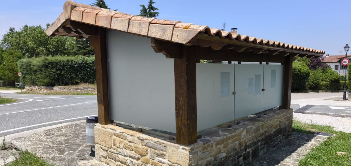 El Ayuntamiento del Valle de Aranguren instala vinilos anticolisión para proteger a las aves en las marquesinas