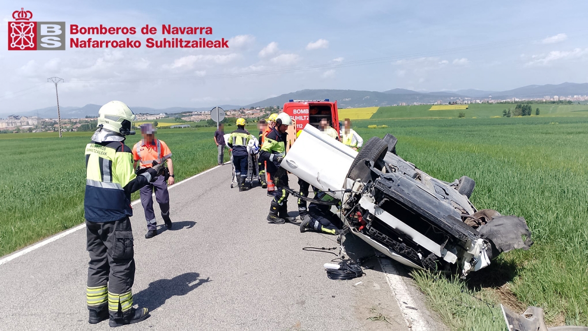 Rescatado un conductor, de 61 años, atrapado tras un aparatoso vuelco en Esparza de Galar