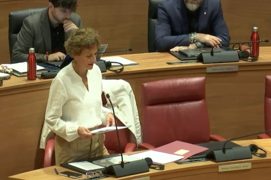Chivite defiende en el Parlamento la solidez económica de Navarra y subraya la inversión de Hithium