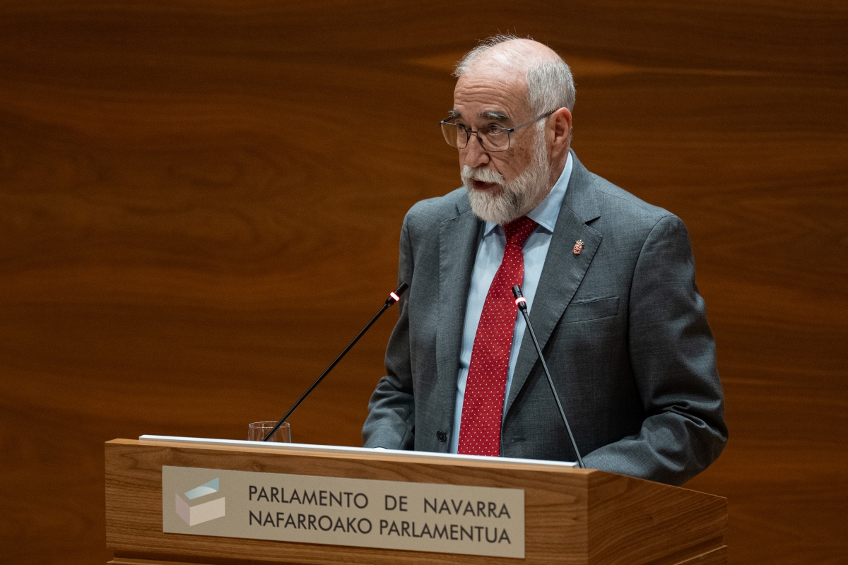 Fernando Domínguez salva la reprobación en el Parlamento