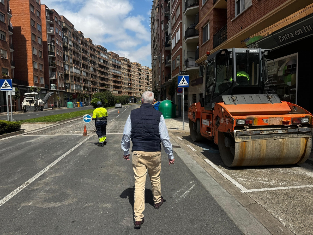 Avanzan las obras de regeneración urbana en la calle Lardero tras culminar la reurbanización de la calle Vitoria