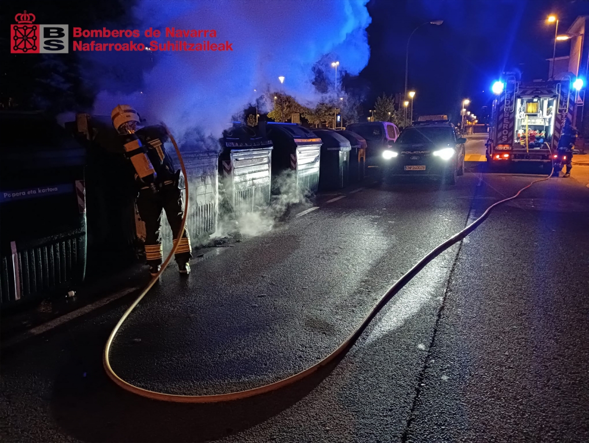 Bomberos de Pamplona extinguen varios incendios en contenedores durante la madrugada de este domingo