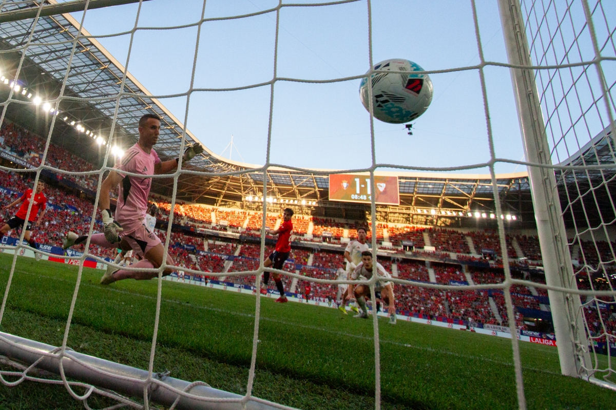 Catena hunde al Sevilla en el último suspiro y desata la euforia en El Sadar