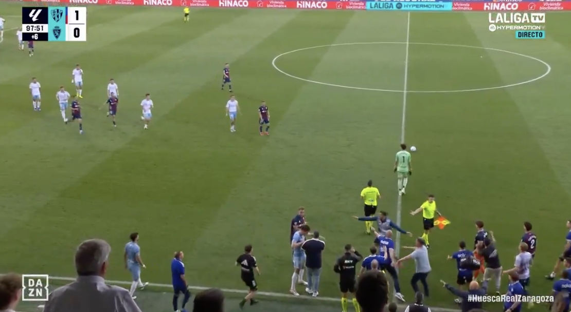 El portero del Zaragoza, Andrada golpea a un rival del Huesca en los minutos finales del derbi aragonés