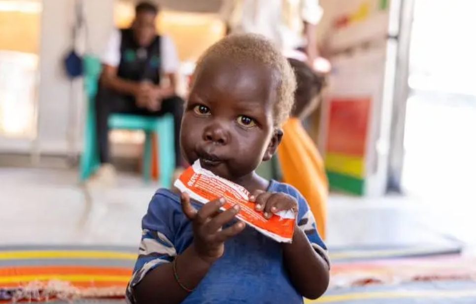 La desnutrición infantil alcanza niveles críticos tras declararse hambrunas simultáneas en Gaza y Sudán
