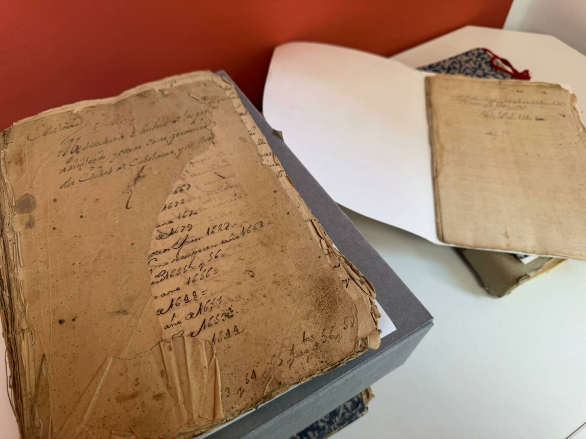Calahorra inicia la restauración de su archivo histórico con el traslado de documentos del siglo XVI a Madrid