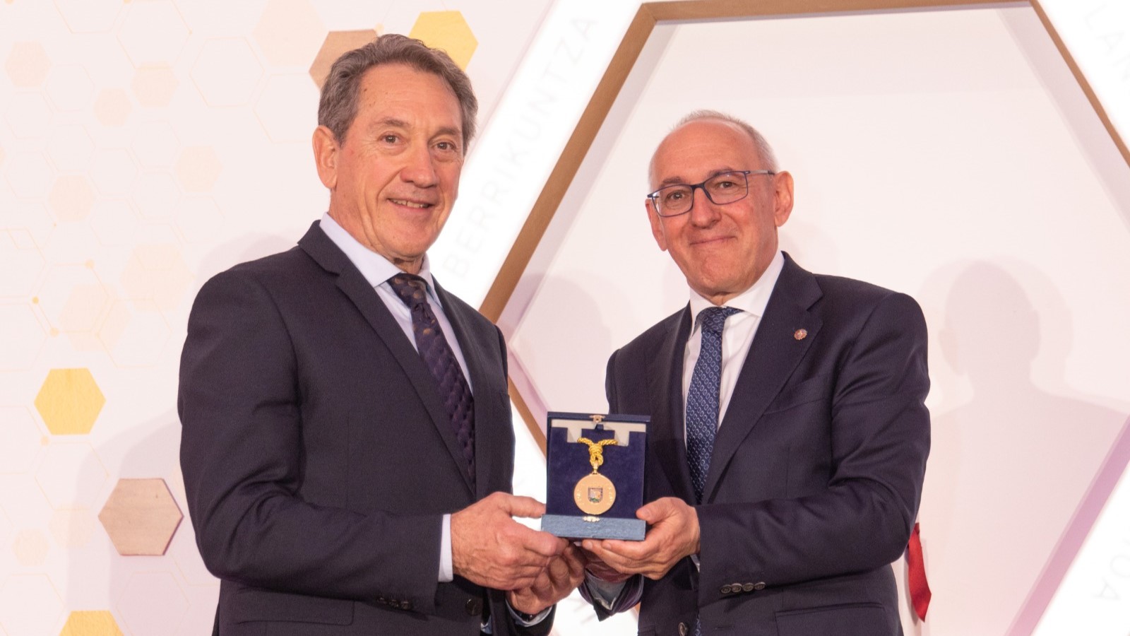 Álava otorga su máxima distinción al doctor Mikel Sánchez por su liderazgo en la innovación médica