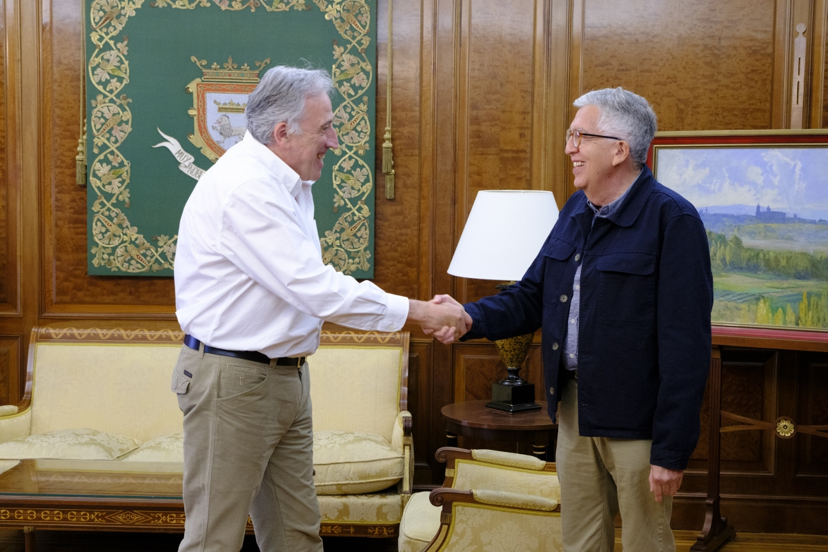 El alcalde de Pamplona recibe al nuevo cónsul de Colombia en Bilbao