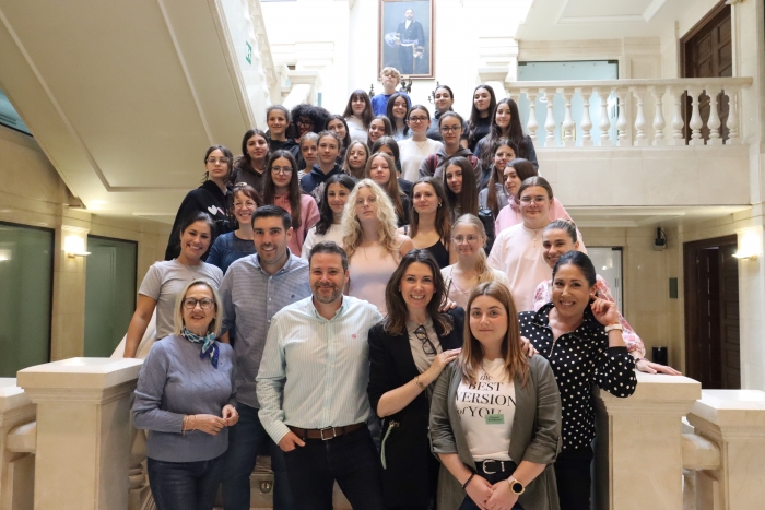 El alumnado del IES Valle del Ebro y estudiantes franceses visitan el Ayuntamiento de Tudela