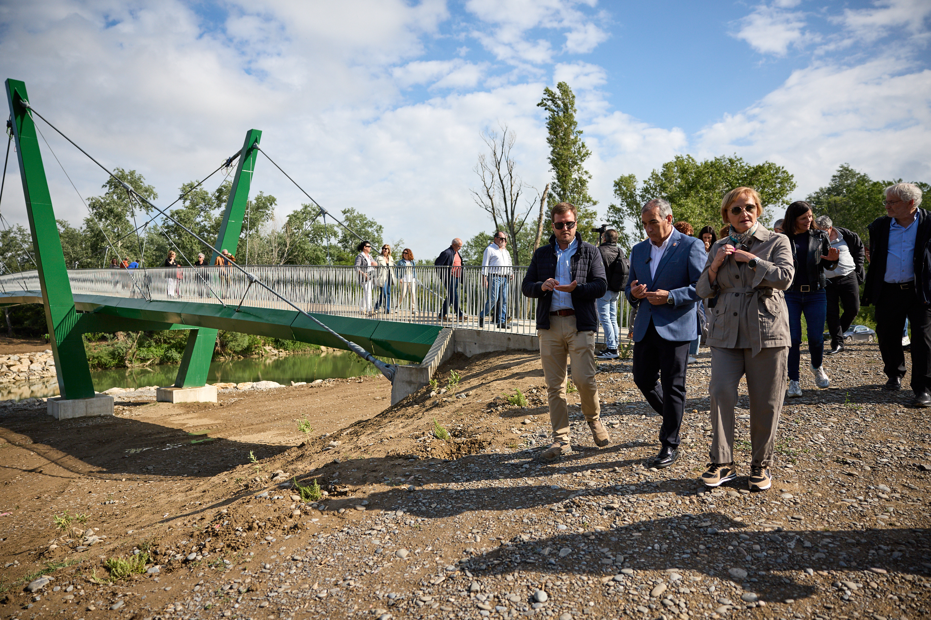 Marcilla estrena su nueva pasarela peatonal y ciclista que une ambos márgenes del río Aragón