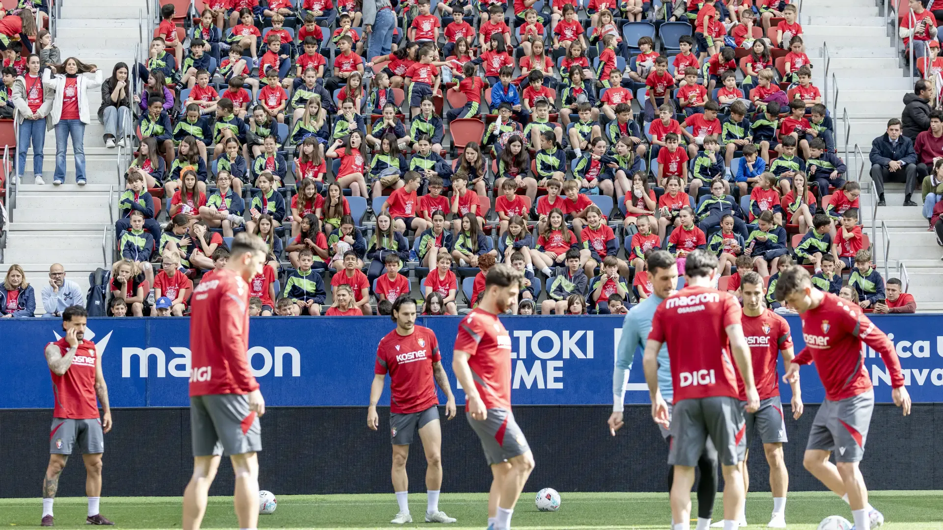 Casi 5.000 niños acompañan a Osasuna en el entrenamiento de este jueves