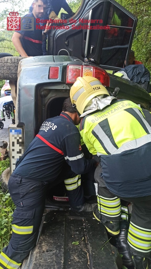 Un anciano, de 80 años, rescatado tras quedar atrapado por el vuelco de su vehículo en la N-135, en Valcarlos