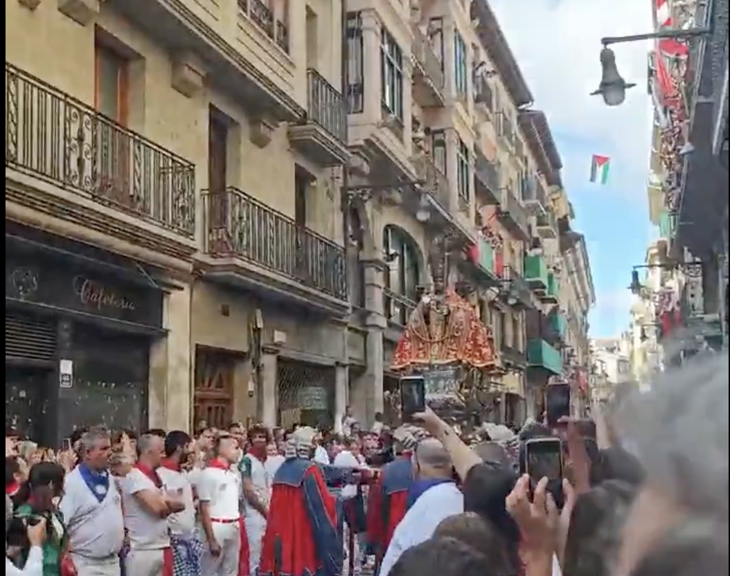 Multados con 1.800 euros por cantar una jota contra los desahucios en la procesión de San Fermín