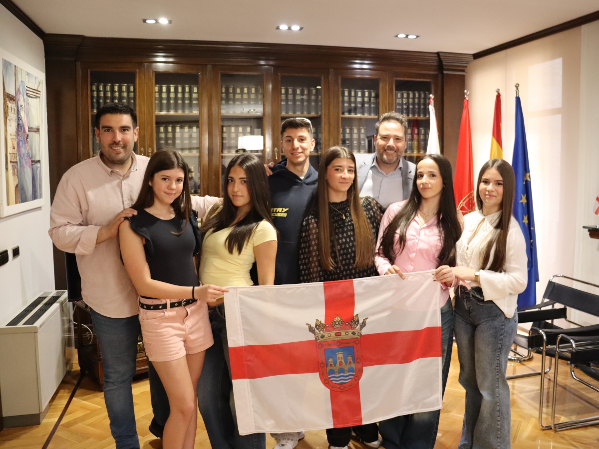 Tudela entrega su bandera a cinco jóvenes que competirán en el Mundial de Hip Hop en Arizona