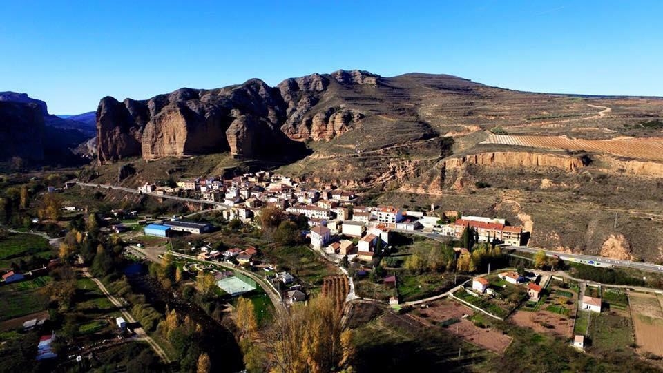 Desalojo de varias viviendas en Nalda por el derrumbe de un muro y hundimientos de terreno en la calle Monet