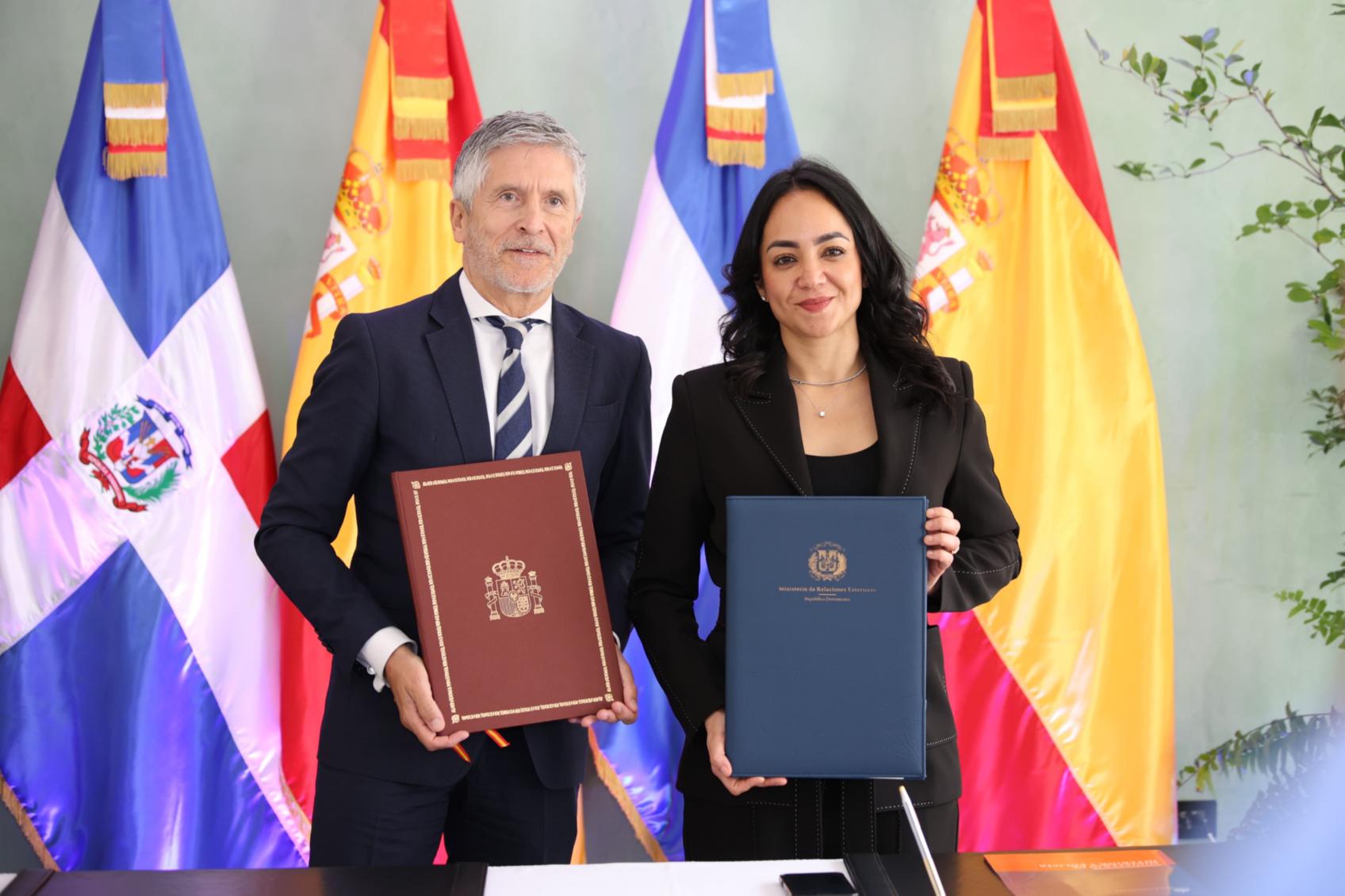 Grande-Marlaska firma en República Dominicana un tratado de seguridad contra la delincuencia transnacional