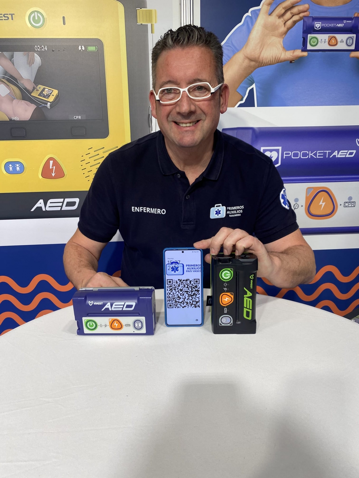 Una empresa navarra lleva el desfibrilador más pequeño del mundo a patrullas y bicis, y el primero en braille y euskera