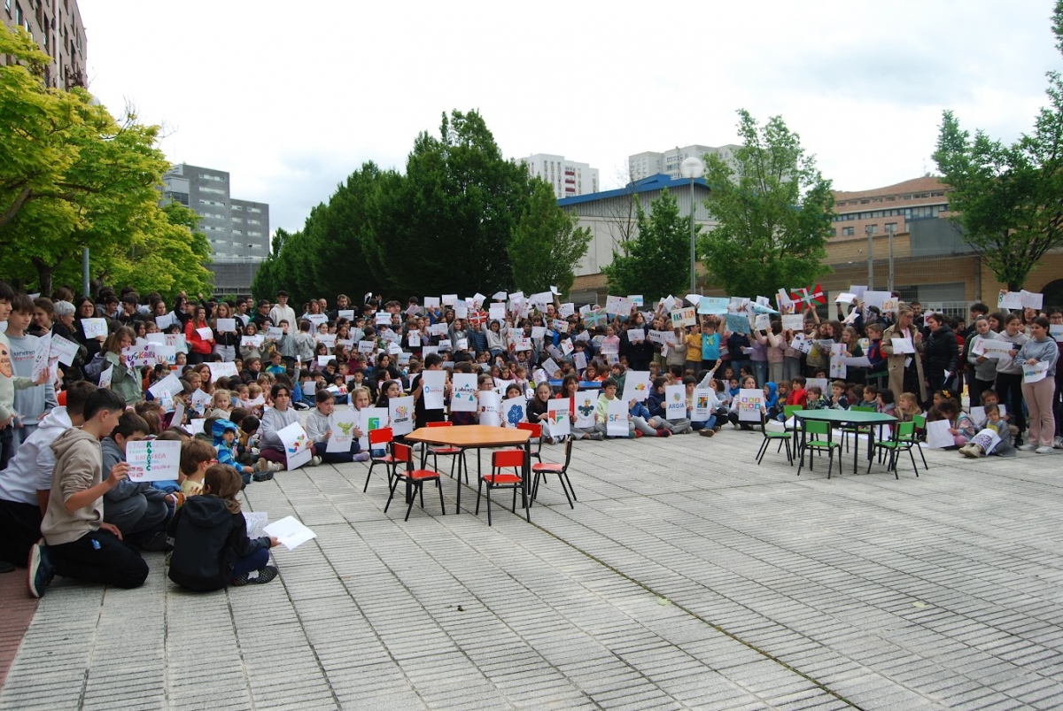 Las ikastolas de Navarra sacan las aulas a la calle en protesta por el cierre de aulas en euskera