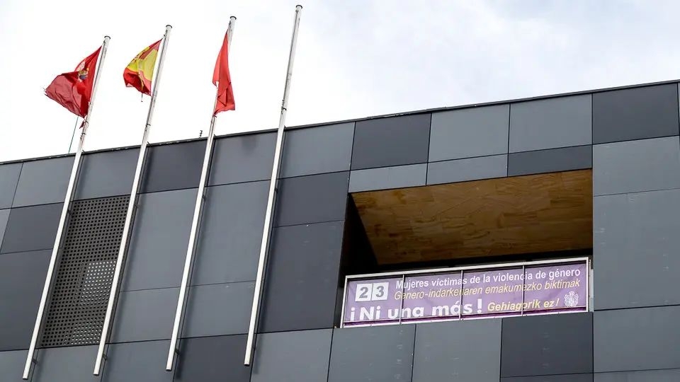 Burlada retirará de forma simbólica la bandera de la UE el 9 de mayo tras aprobar una moción contra las guerras