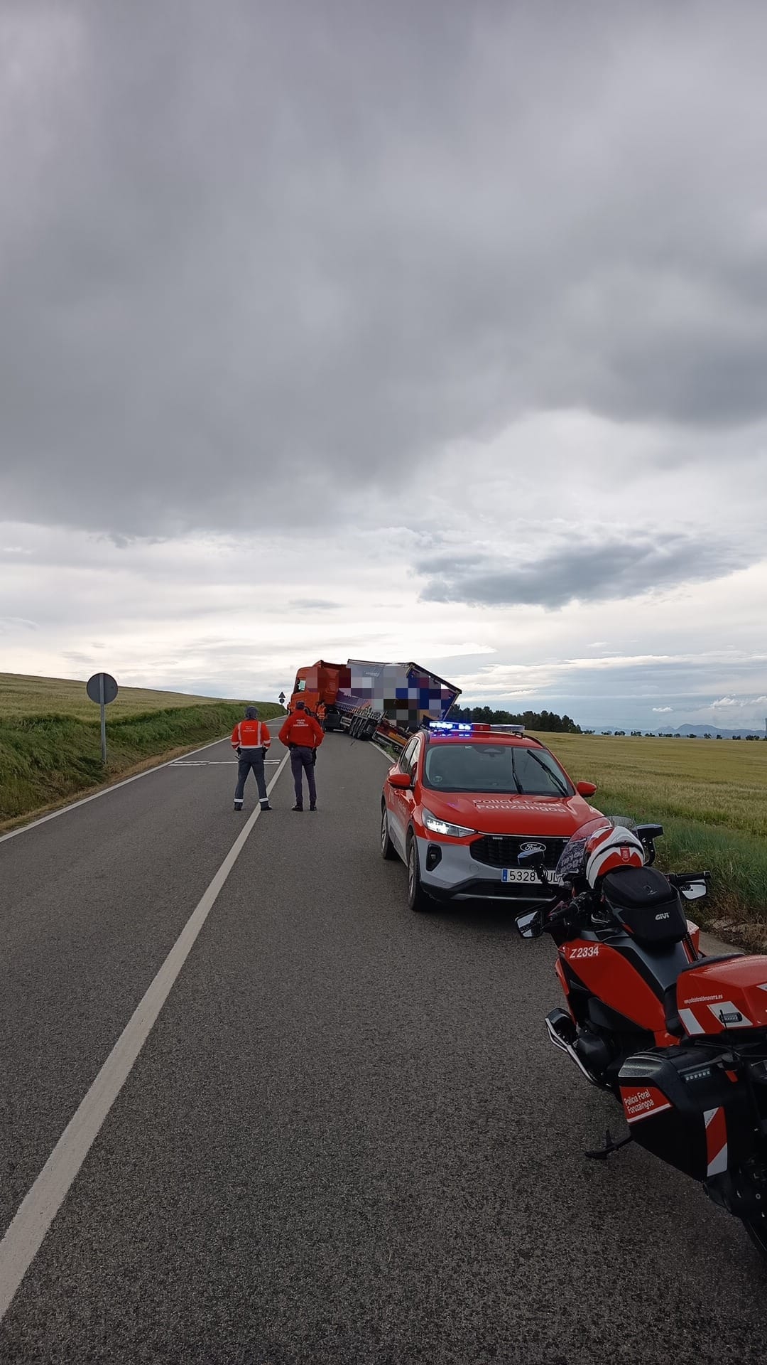 Un camión se sale de la vía en la NA-129, entre Sesma y Lodosa, y corta la carretera