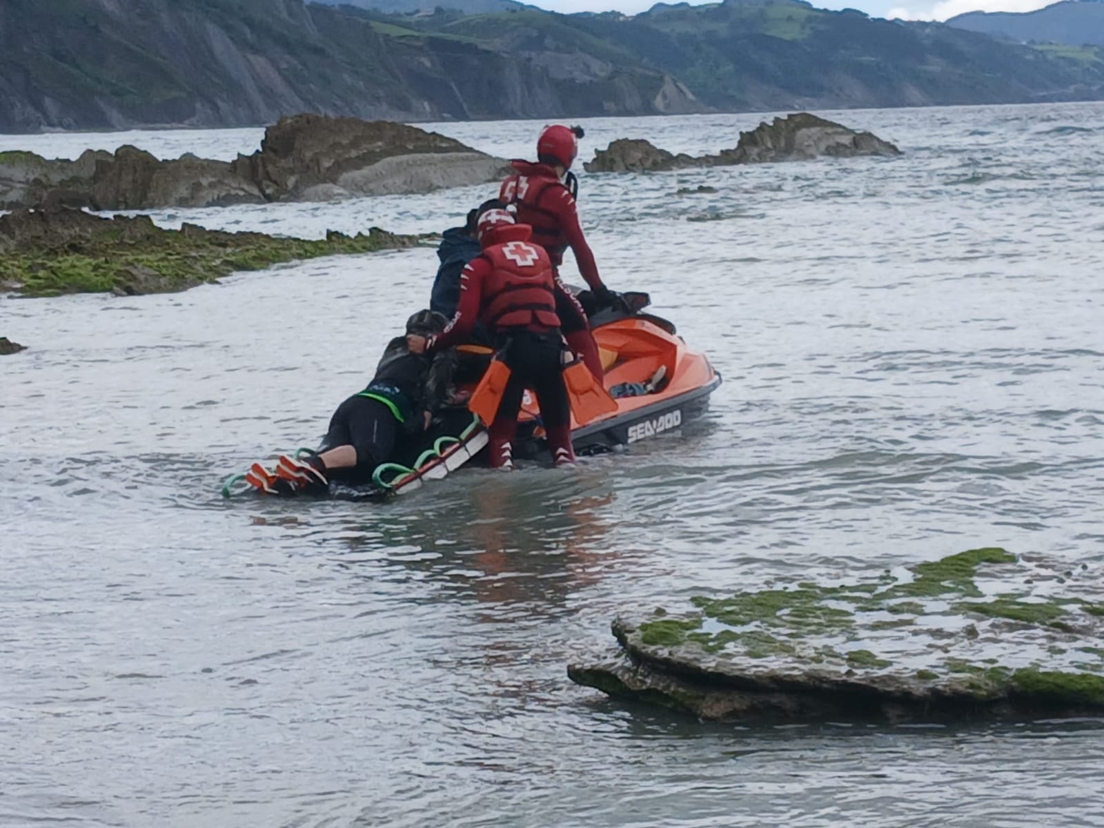 Rescatan a veinticuatro excursionistas atrapados por una fuerte tormenta en el Flysch de Zumaia y la costa vasca