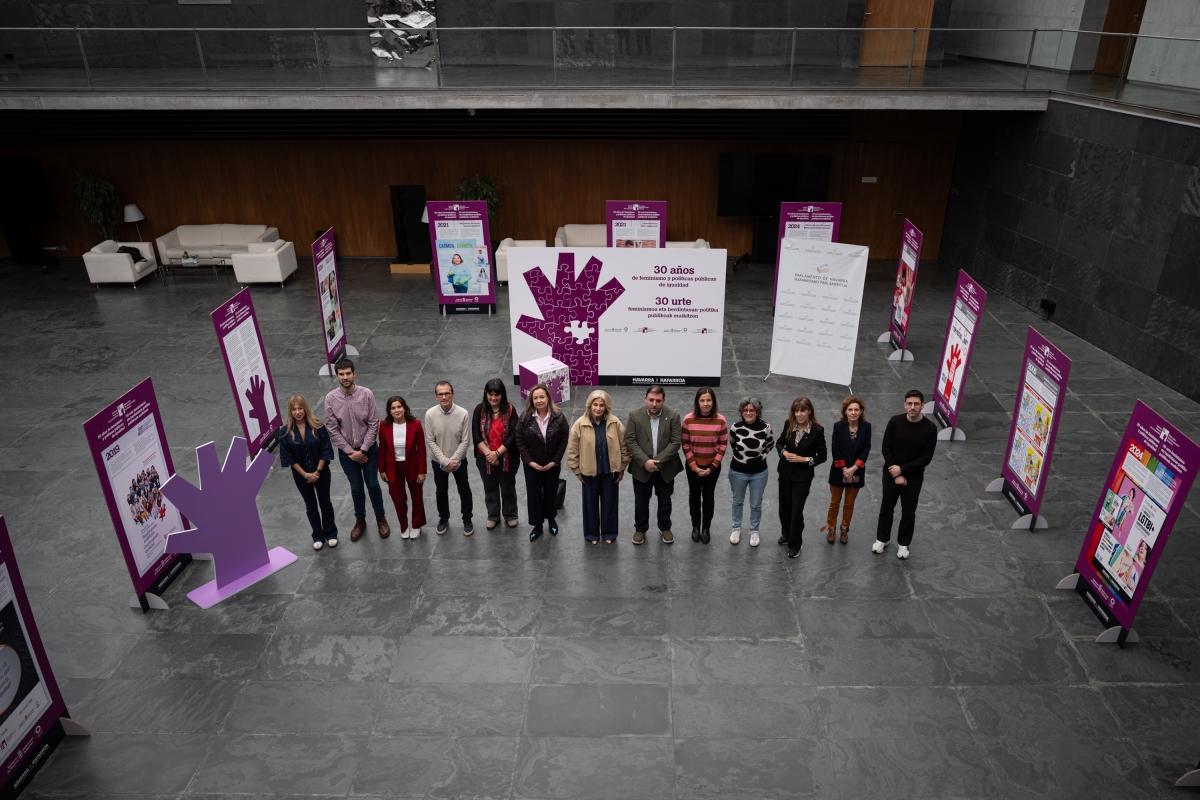 El Parlamento de Navarra acoge una exposición sobre los 30 años del Instituto de Igualdad, abierta hasta el 29 de mayo