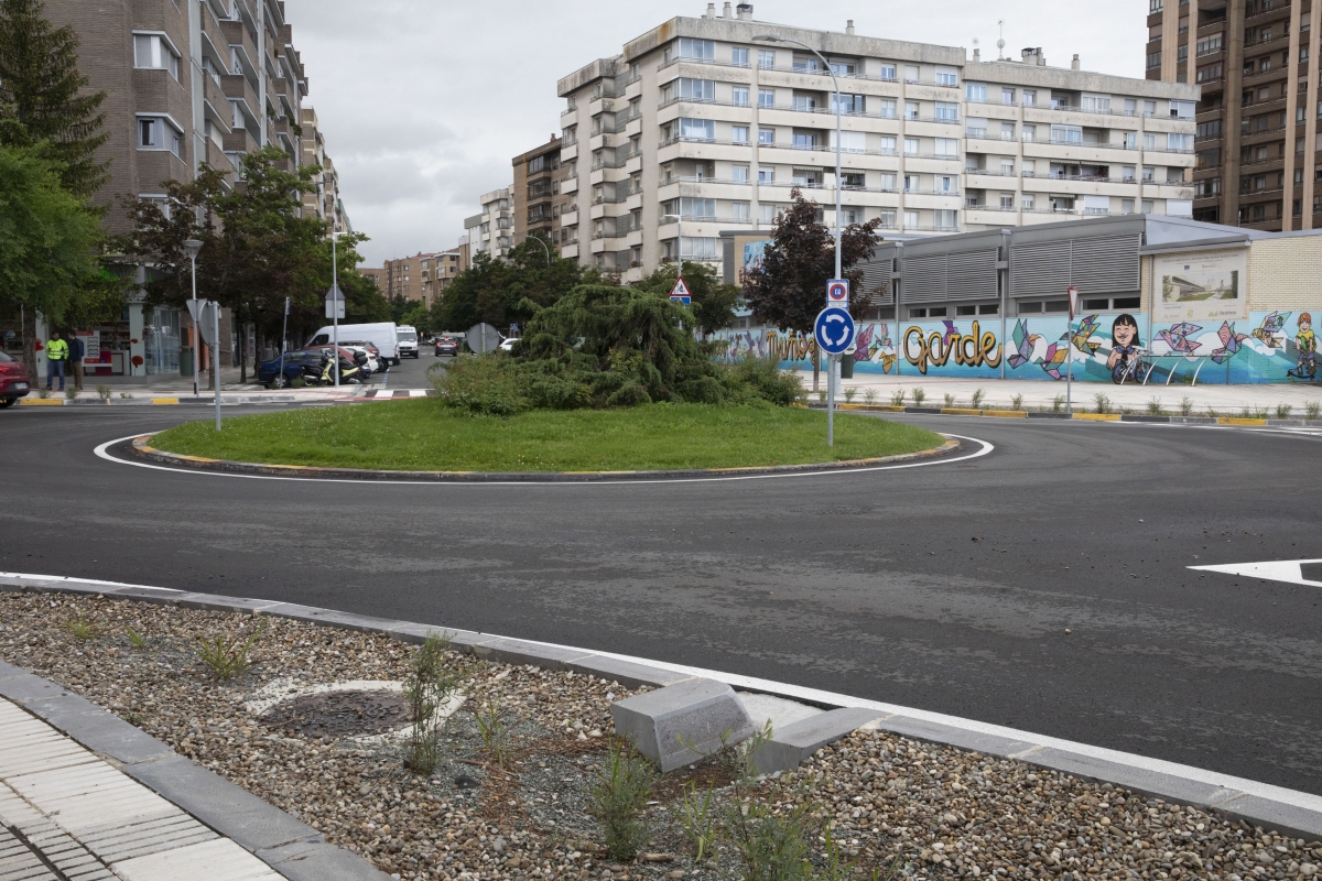 Cinco jardines de lluvia y aceras más anchas transforman la rotonda de Fuente del Hierro con Pedro I en Iturrama