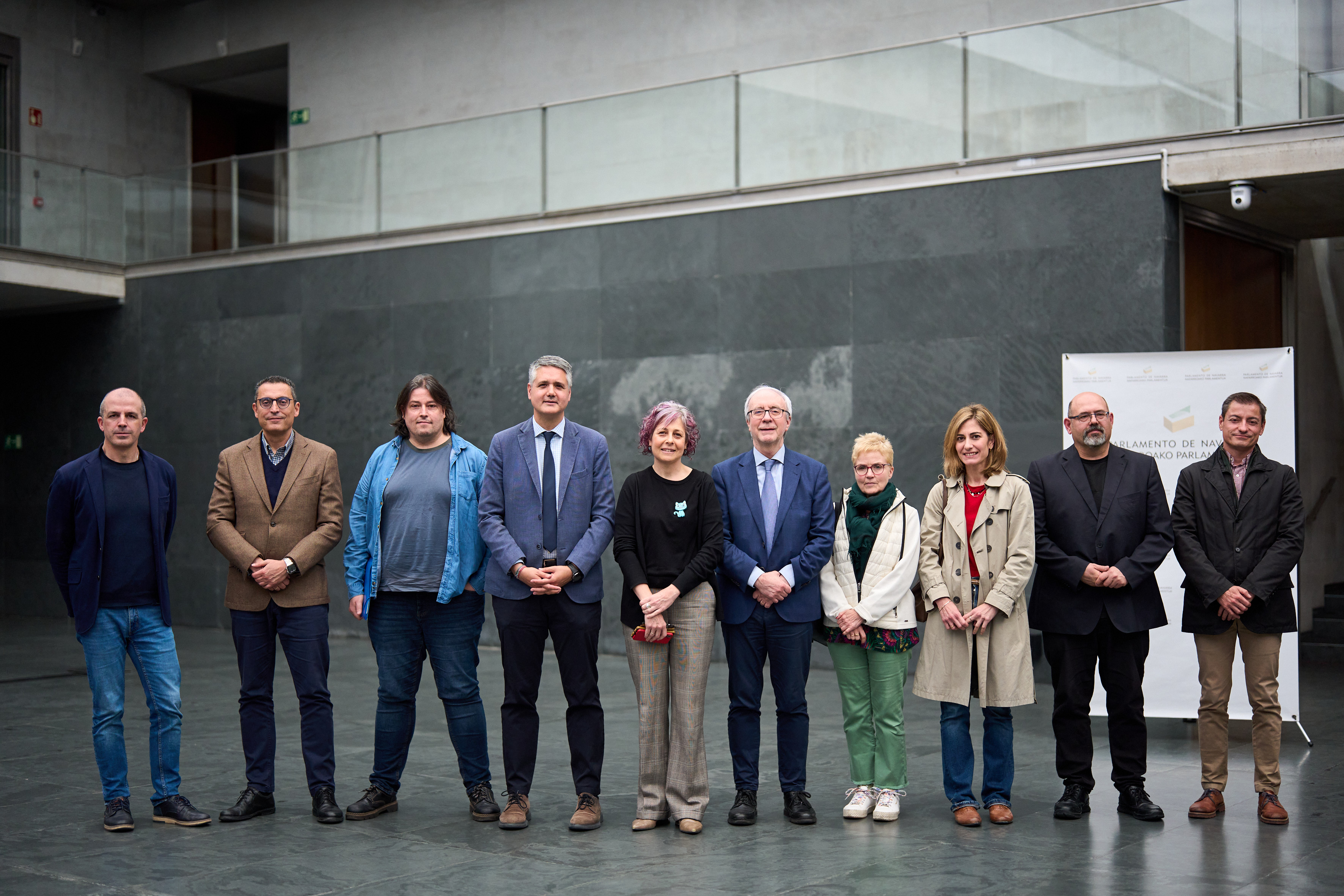 La consejera Esnaola; el director general de Cultura, Ignacio Apezteguía; el director del Servicio de Archivos y Patrimonio Documental, Joaquim Llansó; y el jefe de Sección de Archivo Real y General de Navarra, Félix Segura, junto a personal técnico  - 