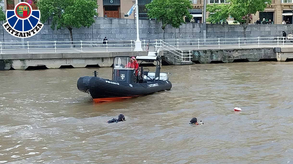 La Sección Acuática de la Unidad de Vigilancia y Rescate de la Ertzaintza ha participado esta tarde en un simulacro de a