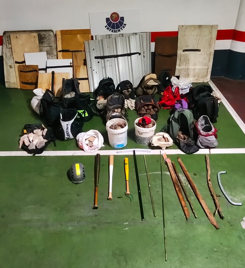 La Ertzaintza incauta bates, escudos y mochilas con piedras en un operativo contra la violencia en Vitoria