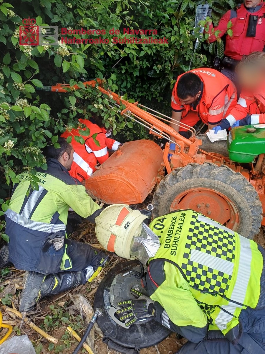 Un hombre queda atrapado por un motocultor en una huerta de Barásoáin y es trasladado al HUN en estado muy grave