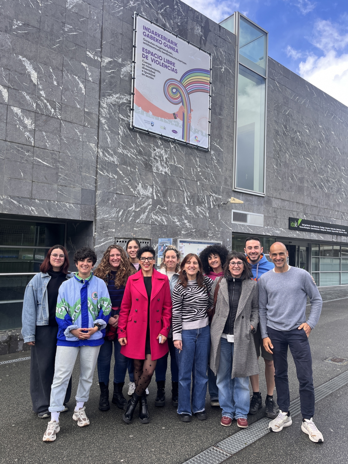Ansoáin coloca una lona permanente en el polideportivo Idaki contra la discriminación y las violencias en el deporte